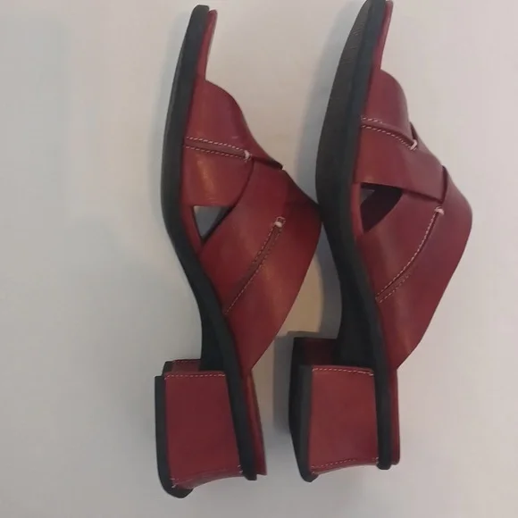 Clarks Vintage Red Leather Sandals SZ.9.5. Criss Cross Design. EUC! - Picture 7 of 10